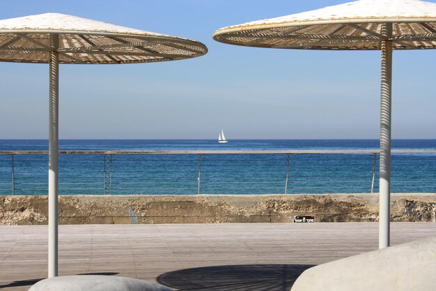 Vista panorámica de la playa por el mar contra el cielo