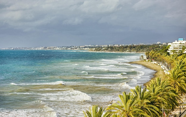 Vista panorámica de la playa de Marbella y el tormentoso resort de España en enero