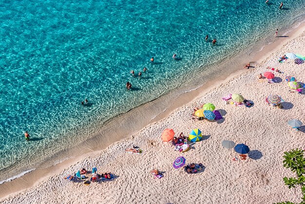 Vista panorámica de la playa principal de Tropea, un balneario situado en el Golfo de Santa Eufemia, parte del Mar Tirreno, Calabria, Italia