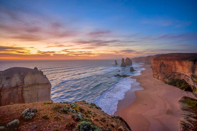 Foto vista panorámica de la playa durante la puesta de sol