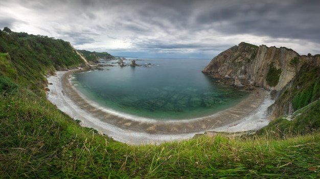 Vista panorámica de la playa del silencio en Asturias, España.