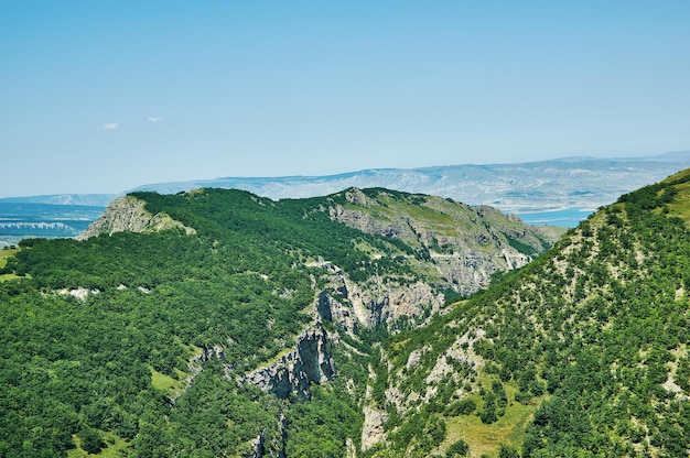 Vista panorámica de prados verdes gran montaña Daguestán