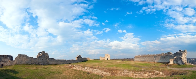 Vista panorámica de primavera de las ruinas de la fortaleza (ciudad de Kremenets, Óblast de Ternopil, Ucrania). Construido en el siglo XIII. Imagen de puntada de cinco disparos.