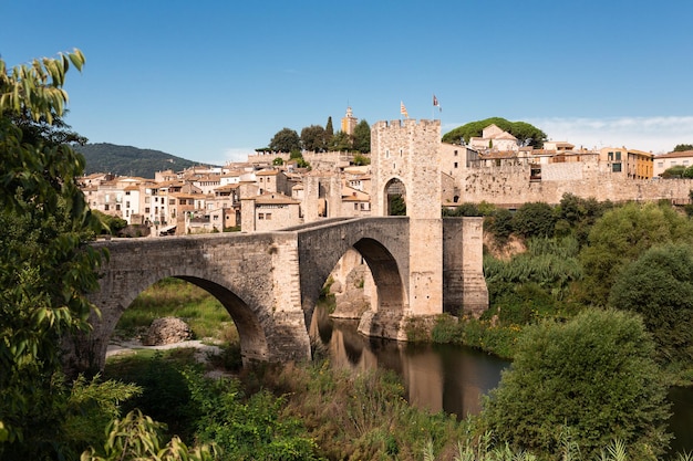 Foto vista panorámica del pueblo de besalú característico por su arquitectura medieval