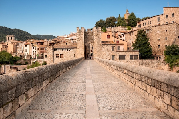 Foto vista panorámica del pueblo de besalú característico por su arquitectura medieval