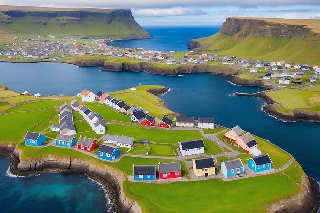 Foto vista panorámica de un pueblo feroés con campo de fútbol y casas de colores