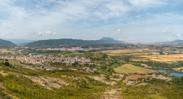 Vista panorámica del pueblo de Las Latas cerca de Sabinanigo Aragón Pirineo España