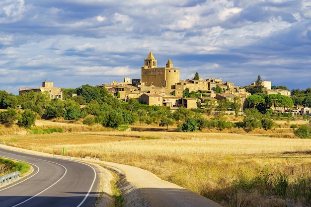 Vista panorámica del pueblo medieval de Madremanya en la provincia de Girona Cataluña España