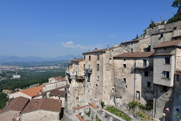 Vista panorámica del pueblo de Molise de Pesche, Italia