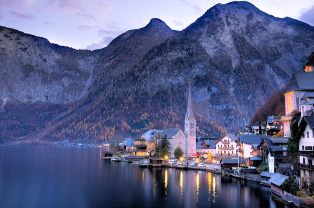 Vista panorámica de un pueblo de montaña en Austria