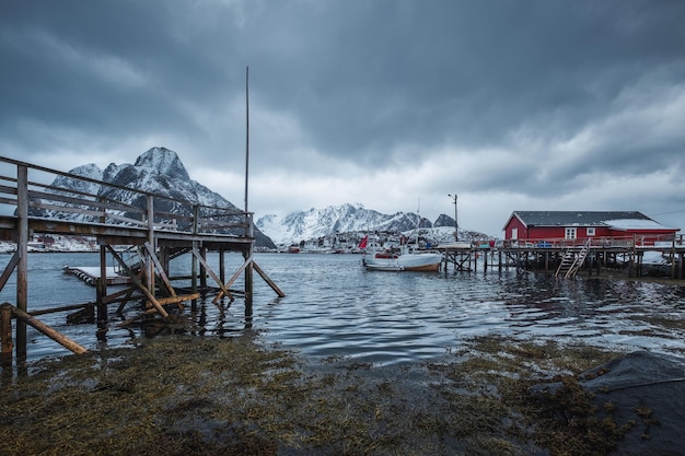 Vista panorámica del pueblo pesquero de Reine en el muelle y la montaña en invierno en las islas Lofoten Noruega