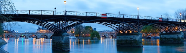 La vista panorámica del puente de arte del río Sena de París en la madrugada de Francia