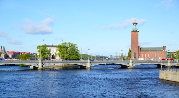 Vista panorámica del puente y el ayuntamiento de Estocolmo, Suecia