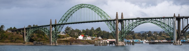 Vista panorámica del puente de la bahía de Yaquina en Newport Oregon