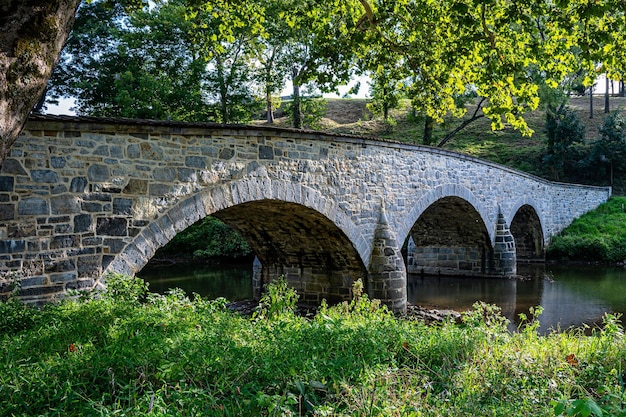 Foto vista panorámica del puente burnside en el campo de batalla de antietam, maryland