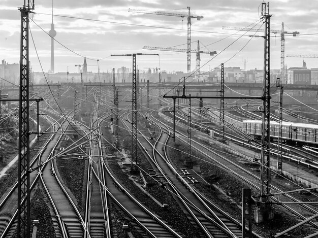 Foto vista panorámica del puente en la ciudad contra el cielo