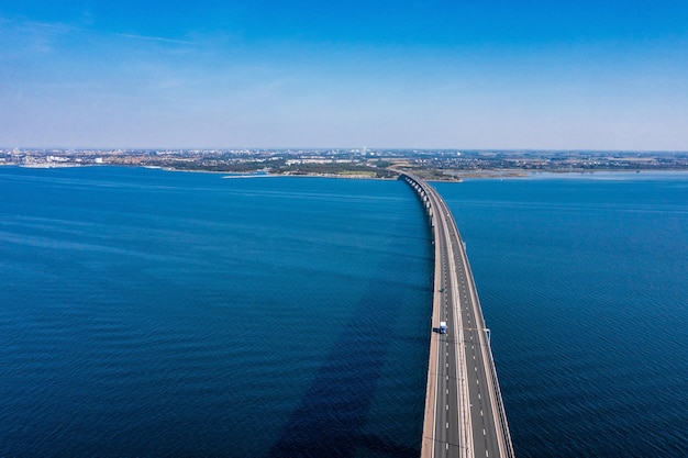 Vista panorámica del puente de oresund durante la puesta de sol sobre el mar báltico