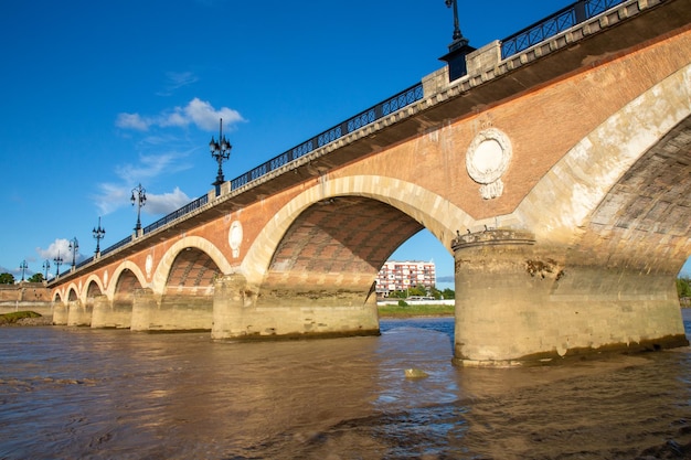 Vista panorámica del puente de piedra del río garona de Burdeos en el sur de Francia