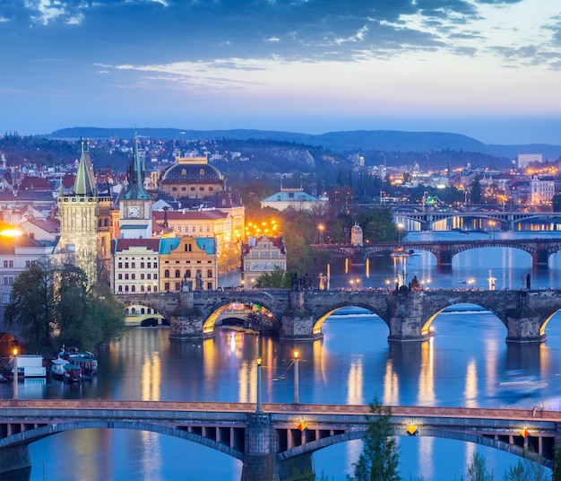 Vista panorámica de los puentes de Praga sobre el río Vltava