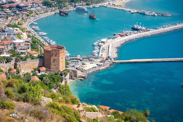 Vista panorámica del puerto de Alanya en un hermoso día de verano en Turquía