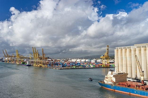 Foto vista panorámica del puerto de barcelona. es uno de los puertos de contenedores más concurridos de europa.