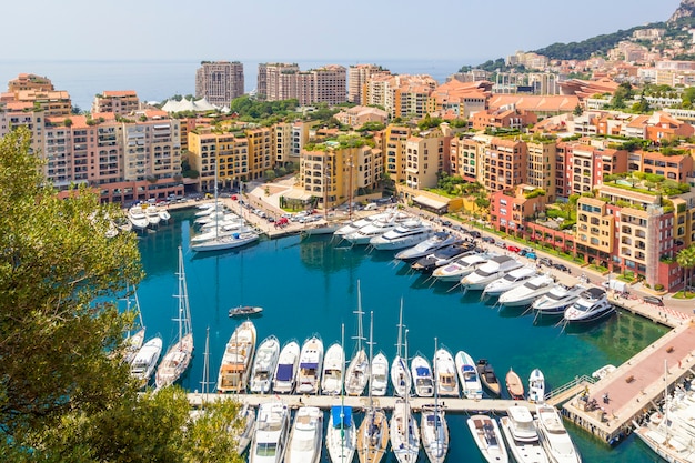 Vista panorámica del puerto con barcos, yates de Mónaco, Francia