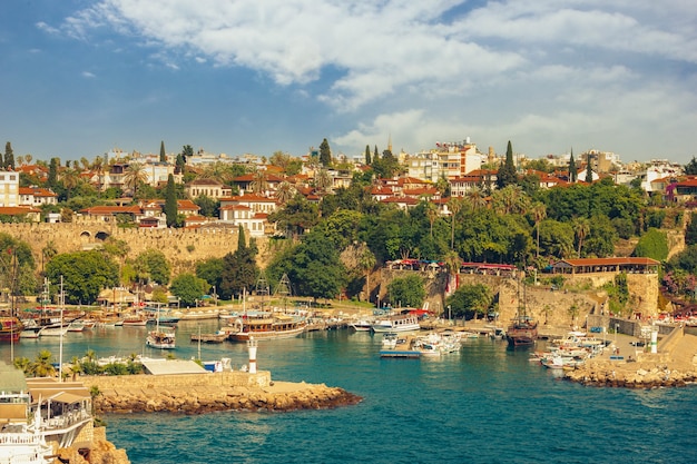 Vista panorámica del puerto de la ciudad vieja de Antalya y el mar Mediterráneo, Turquía. Vacaciones de verano, foto de viaje.