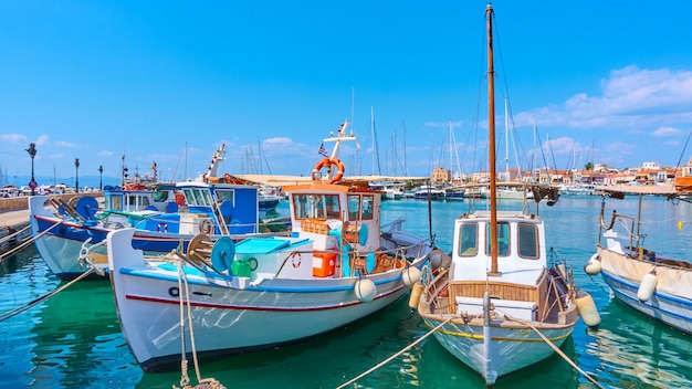 Vista panorámica del puerto de Egina con viejos barcos de pesca, Islas Sarónicas, Grecia