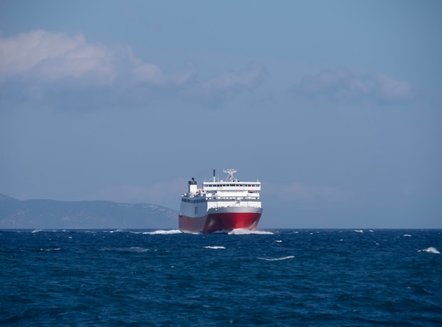 Vista panorámica del puerto Rafina con ferries y turistas en Grecia