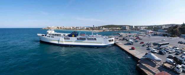 Vista panorámica del puerto Rafina Grecia con transbordadores y turistas