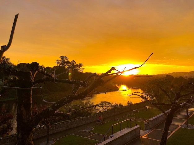 Vista panorámica de la puesta de sol contra el cielo