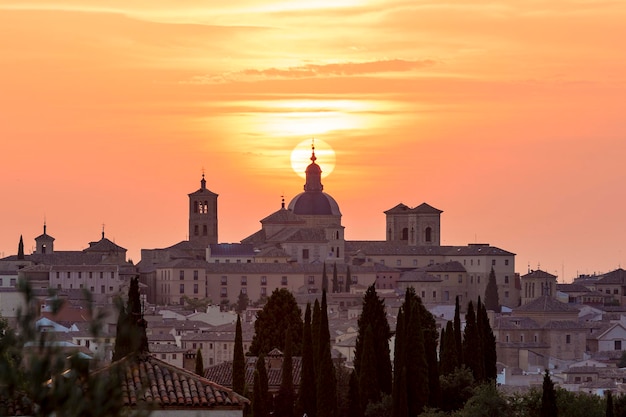 Vista panorámica de la puesta de sol en la monumental ciudad de Toledo España