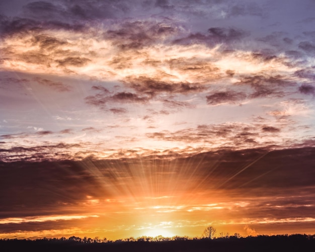 Vista panorámica de la puesta de sol sobre el campo