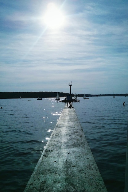 Vista panorámica de la puesta de sol sobre el mar