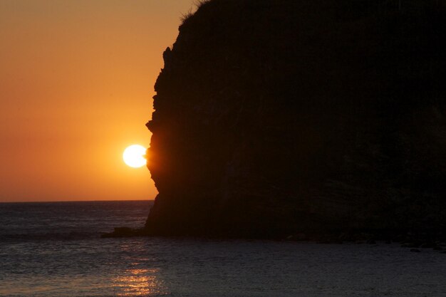 Foto vista panorámica de la puesta de sol sobre el mar