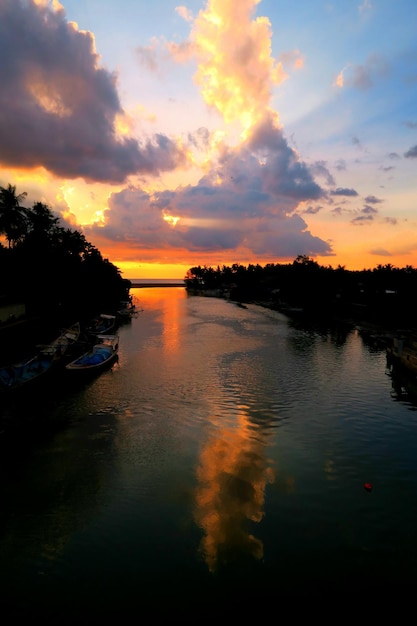 Foto vista panorámica de la puesta de sol sobre el mar