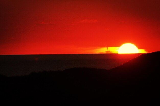 Foto vista panorámica de la puesta de sol sobre el mar