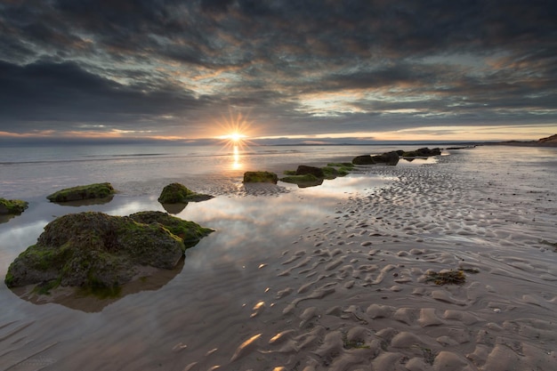 Vista panorámica de la puesta de sol sobre el mar