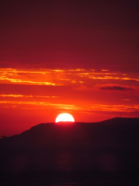 Foto vista panorámica de la puesta de sol sobre las montañas