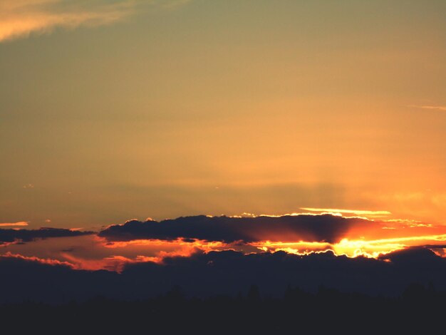 Vista panorámica de la puesta de sol sobre el paisaje