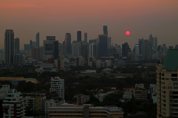 Vista panorámica de la puesta de sol sobre rascacielos en el centro de Bangkok Tailandia