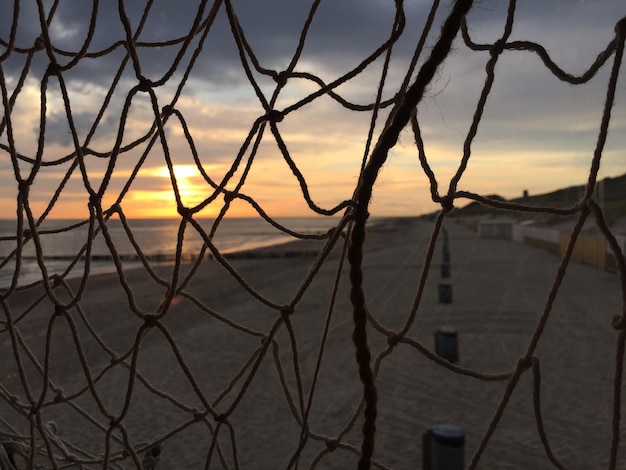 Foto vista panorámica de la puesta de sol vista a través de la valla