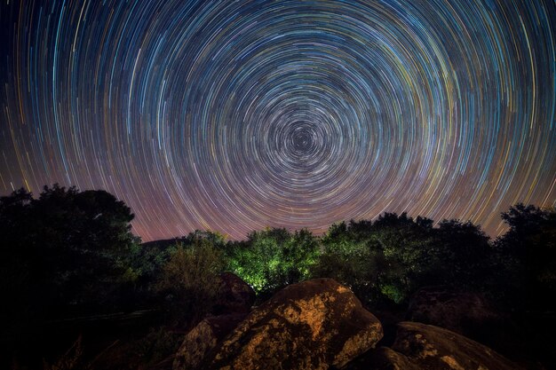 Vista panorámica del rastro de estrellas en el cielo por la noche