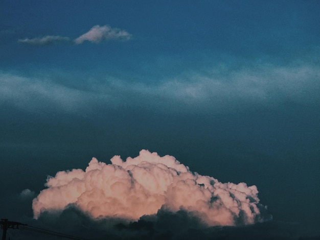 Foto vista panorámica del rastro de vapor en el cielo