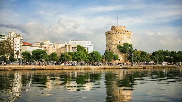 Vista panorámica y reflejo de la Torre Blanca en Salónica o Salónica, capital de Macedonia Grecia