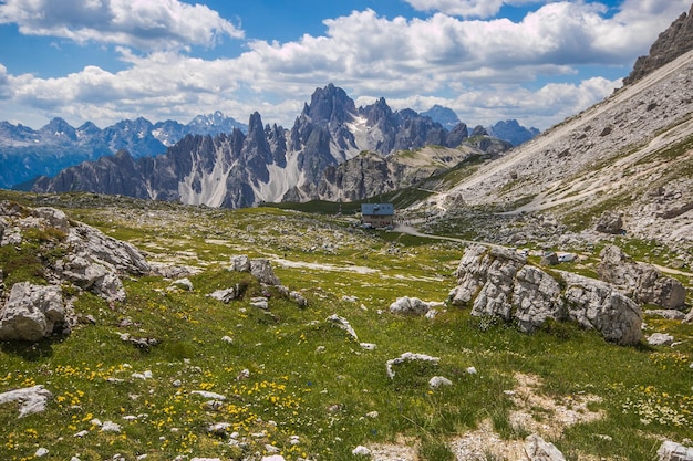 Foto vista panorámica de un refugio de montaña en las dolomitas italianas tre cime di lavaredo