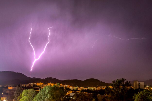 Foto vista panorámica de los relámpagos en el cielo nocturno