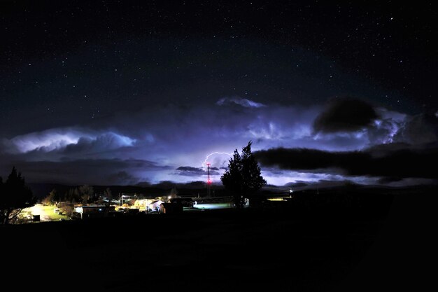 Foto vista panorámica de relámpagos contra el cielo por la noche