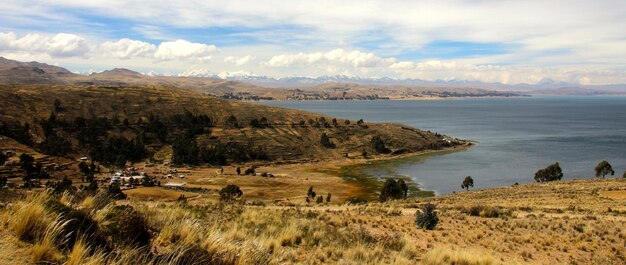 Vista panorámica del río por un acantilado contra el cielo