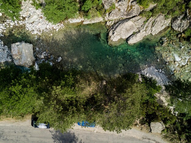 Vista panorámica del río entre los árboles